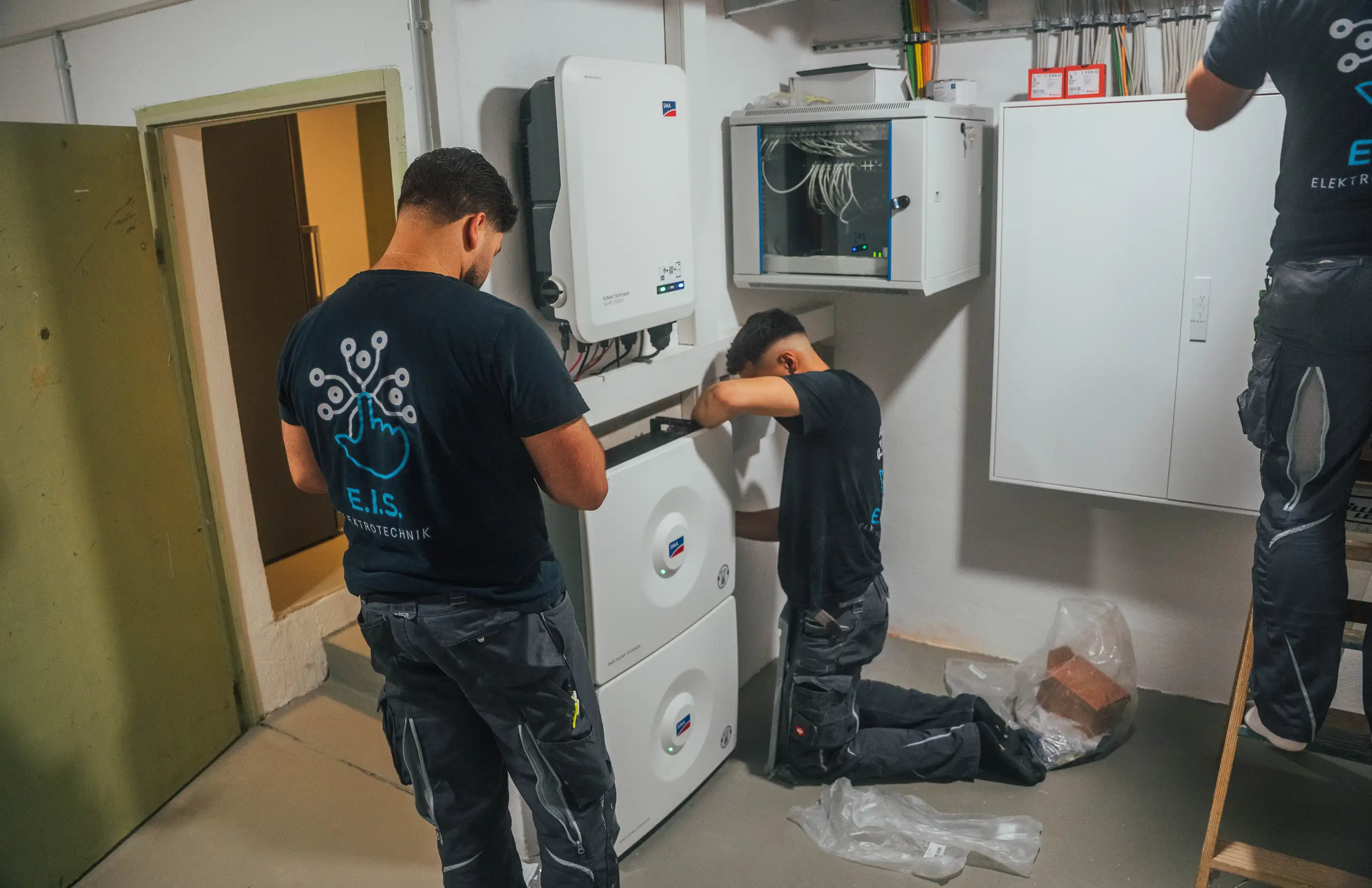 Techniker an Wechselrichtern und Schaltschränken — E.I.S Elektrotechnik