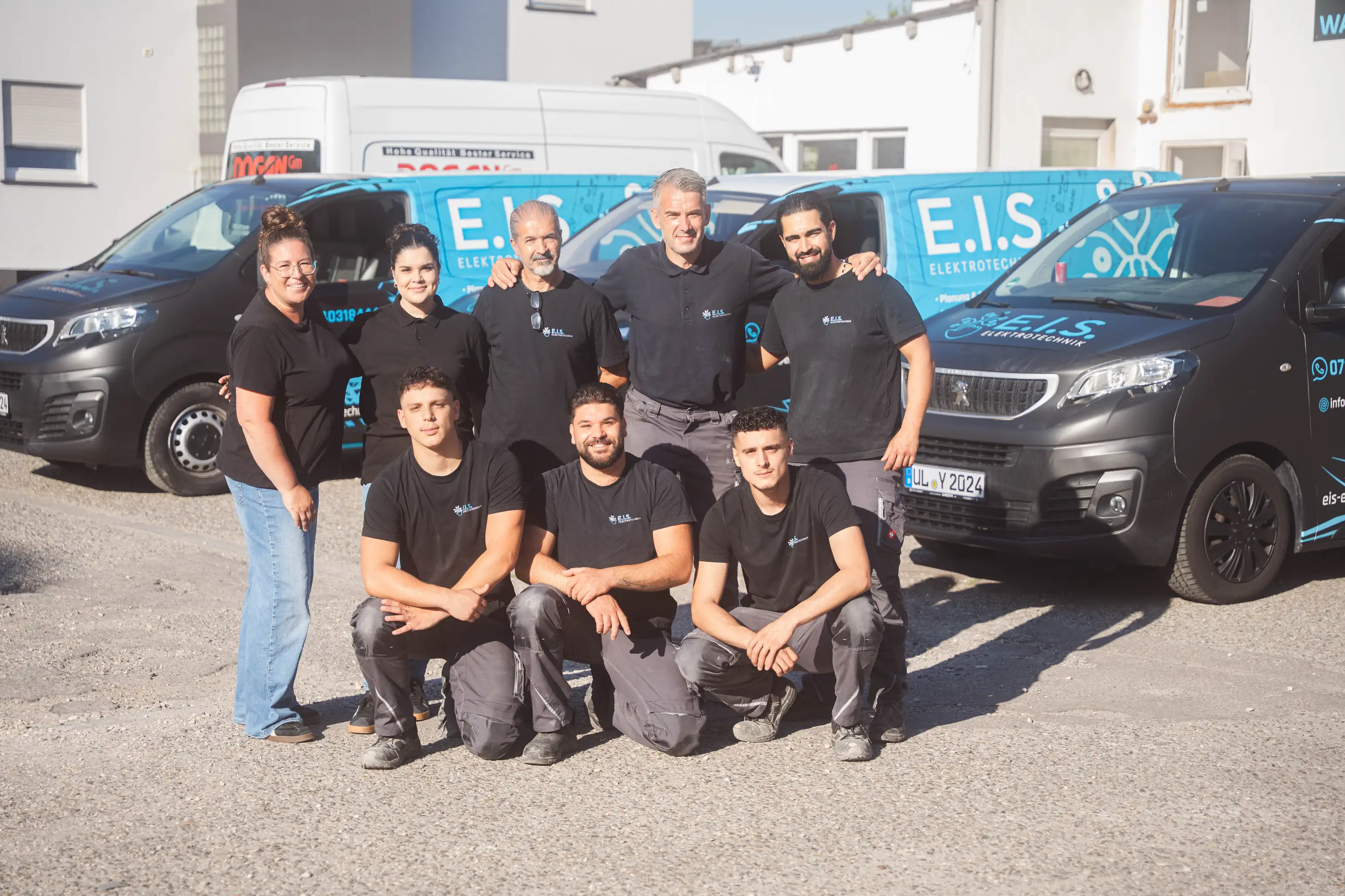 Das Team von E.I.S Elektrotechnik vor den Servicefahrzeugen