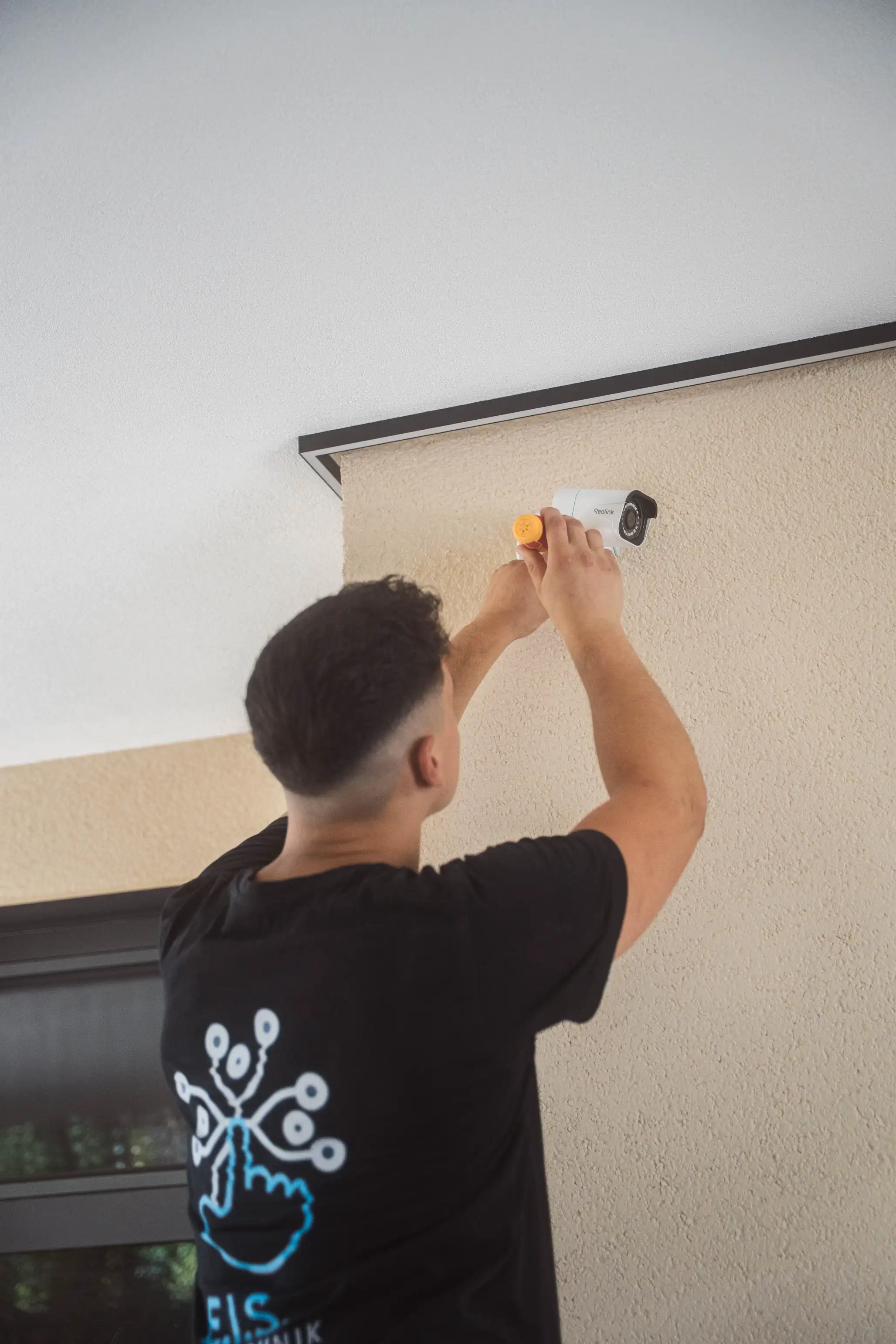 Montage einer Überwachungskamera